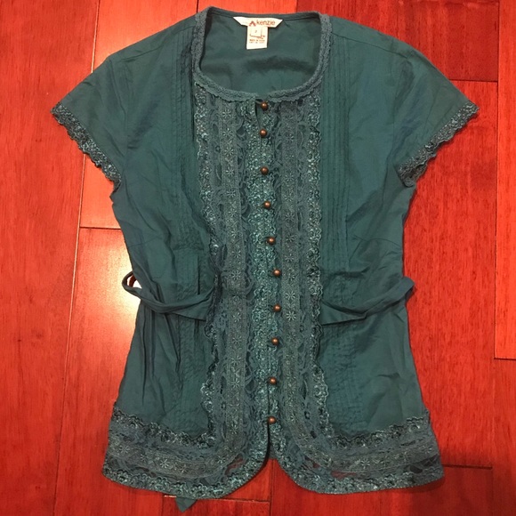 kenzie Tops - 2 for $15, 3 for $20 ⭐️ Kenzie frilly lace blouse